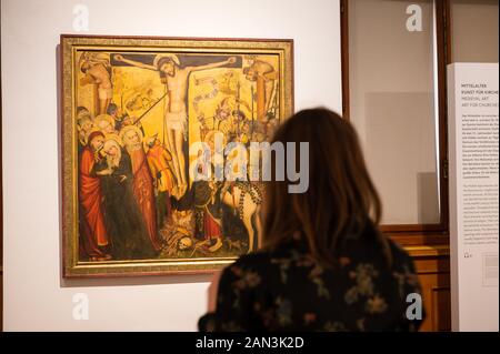 Ein Besucher, der die Kreuzigung Wilten im Belvedere-Museum in Wien, Österreich, betrachtet. Stockfoto