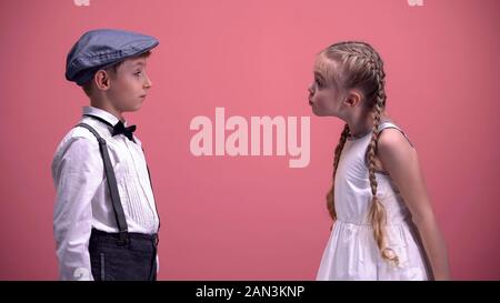 Kleine Freundin leidenschaftlich Argumentieren mit Jungen, Kinder Paar in Liebe Streit Stockfoto