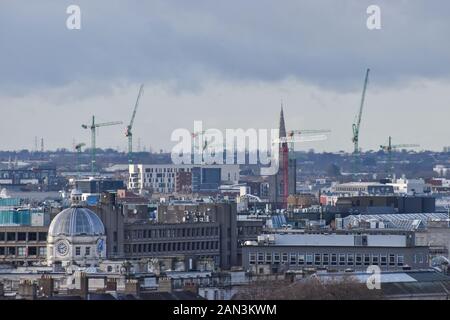 Dublin, Irland - 13. Januar 2020: Dublin Skyline mit Bau- und viele Kräne über die Stadt. Stockfoto