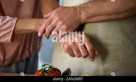 Rentnerehepaar Hände halten kochen Haus zusammen, Familie Verständnis, Liebe Stockfoto
