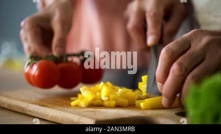 Ältere männliche und weibliche kochen Mittagessen zu Hause, rentnerehepaar Zärtlichkeit, Tradition Stockfoto