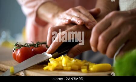 Liebevolle Frau, Mann, Hände, kochen Abendessen mit der Familie zusammen, Ernährung Stockfoto