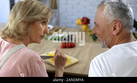 Lächelnd alten Mann zu Frau kochen Abendessen zu Hause Küche suchen, Familie Stockfoto