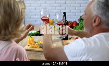 Pflege Mann geben Glas Wein zu Frau, romantisch Startseite Abendessen, zarte Beziehungen Stockfoto