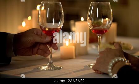Gentleman mit Weinglas toasten, Paar beim Datum, Verkostung elite Alkohol Stockfoto