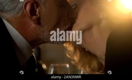 Liebevolle ältere Paare küssen in Restaurant, im Alter von Großeltern auf romantischen Datum Stockfoto