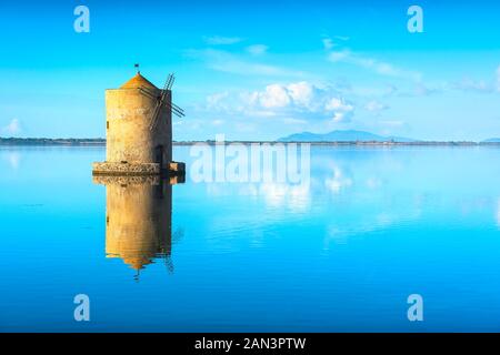 Alte spanische Windmühle in die Lagune von Orbetello, mittelalterliche Wahrzeichen in Monte Argentario, Toskana, Italien. Stockfoto