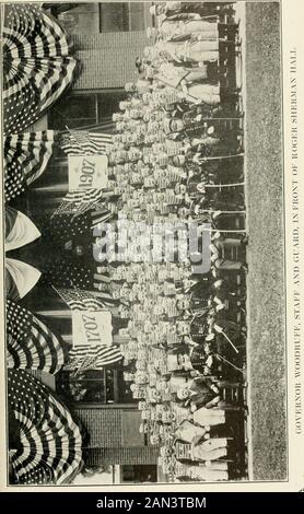Zwei Jahrhunderte von New Milford, Connecticut: Ein Bericht über die zweihundertjährige Feier der Stadtgründung vom 15., 16., 17. Und 18. Juni 1907, mit einer Reihe von historischen Artikeln und Erinnerungen. Jeder einzelne wurde namentlich bejubelt. Es gab ManyColonial Kostüme, viele schwule Uniformen und viele aufwendigeabende Toiletten. In der exquisiten Umgebung der paläblauen, weißen und gelben Kolonialdraperien und Festoons, mit denen der Saal am kunsthandwerklichsten dekoriert war, bot die Rezeption ein außergewöhnlich brillantes Spektakel. Tatsächlich war es die wohl auffälligste Affäre seiner Art New Stockfoto