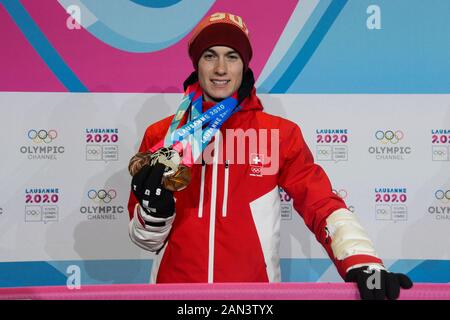 Lausanne, Schweiz. Januar 2020. Der Schweizer Ski-Rennfahrer Luc Roduit posiert mit seinen Medaillen aus den Olympischen Winter-Jugendspielen 2020 in der Schweiz in Lausanne. Kredit: Christopher Levy/ZUMA Wire/Alamy Live News Stockfoto