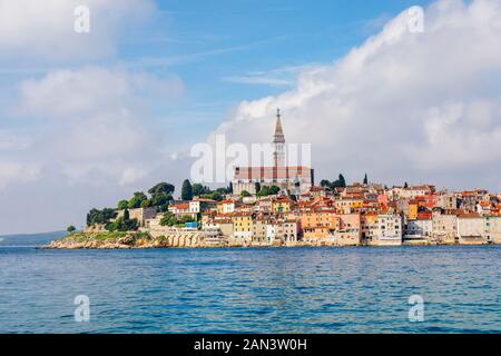 Panoramablick auf die Küste von der Insel St. Katerina bis zur Altstadt von Rovinj und der Basilika St. Euphemia, Istrien, Kroatien an der Adria Stockfoto