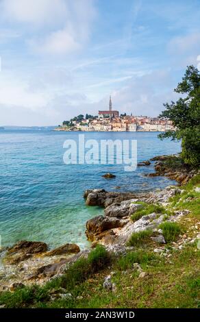 Malerische Felsgrenze auf der Insel St. Katerina mit Blick auf die Altstadt von Rovinj und die Küste, Istrien, Kroatien, die Adria an einem sonnigen Tag Stockfoto