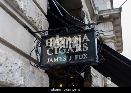 Blach externe Schilder, die Havanna Zigarren vor dem James J Fox Shop in der St James's Street, London SW1, einem der ältesten Zigarrenhändler Londons, werben Stockfoto