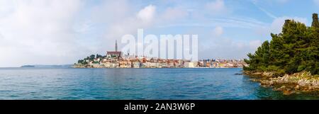 Panoramablick von der Insel St. Katerina auf die Altstadt von Rovinj und die Basilika St. Euphemia, Istrien, Kroatien an der Adria Stockfoto