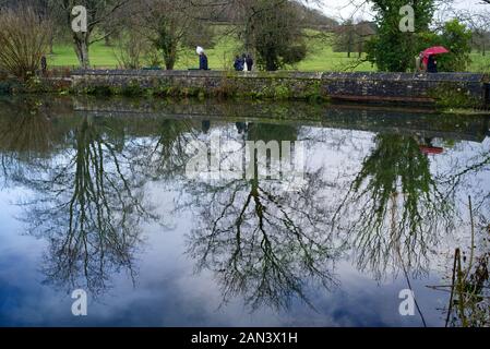 Spiegelungen der Bäume und den Himmel auf Palast Wassergraben des Bischofs Stockfoto