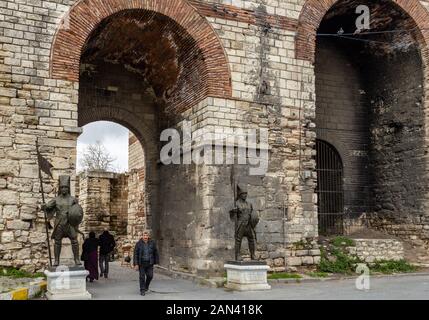 Topkapi, Istanbul/Türkei - am 13. Januar 2020: östlichen Römischen byzantinischen Mauern, die historische Altstadt Istanbuls Halbinsel. Osmanischer Soldat Statue Stockfoto
