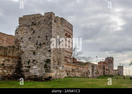 Östlichen römischen byzantinischen Mauern, die historische Altstadt Istanbuls Halbinsel. Topkapi und Edirnekapi Region. Türkei Stockfoto