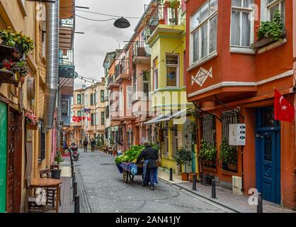 Balat, Fatih, Istanbul/Türkei - am 13. Januar 2020: Eine Straße und bunten alten Häuser in Balat Stockfoto