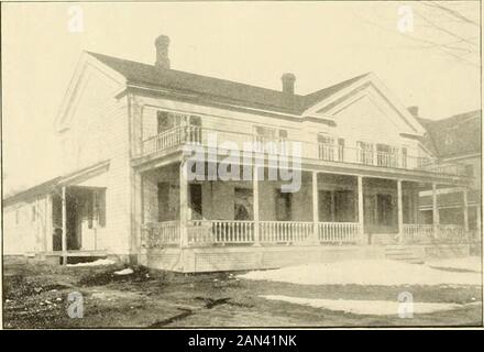 Historische und biographische Skizze von Cherry Creek, Chautauqua County, New York: Mit Ansichten von Geschäftsplätzen und Wohnsitzen, zusammen mit Skizzen prominenter Bürger verschiedener Berufe und Berufe, Vergangenheit und Gegenwart. WOHNSITZ VON W. F. STETSON.. RESIDENZ VON A. R. SMITH. Stockfoto