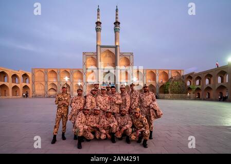 März 5, 2019: große Gruppe von Militärs mit einheitlichen vor der Amir Chakhmagh komplexe posieren. Yazd, Iran Stockfoto