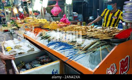 Schöne Layout-Snacks auf dem asiatischen Markt für Straßennahrung. Stockfoto