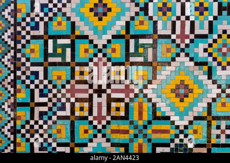 Detail der traditionellen persischen Mosaik Wand mit Geometrisches Ornament im Iran Stockfoto