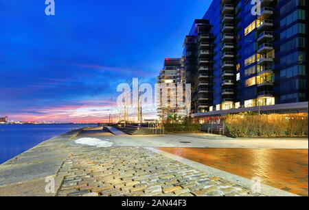 Boston Harbor vor Sonnenaufgang. Foto zeigt Fan Pier Park gepflasterten Gehweg und den Atlantischen Ozean. Boston Harbor ist ein natürlicher Hafen und die Mündung des MA Stockfoto