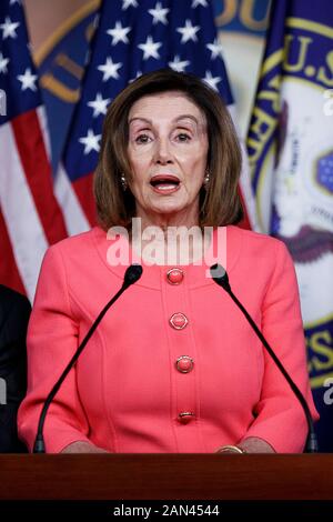 Washington, USA. Januar 2020. Die Sprecherin des US-Parlaments Nancy Pelosi spricht während einer Pressekonferenz in Washington, DC, den Vereinigten Staaten am 15. Januar 2020. Das US-Repräsentantenhaus schickte am Mittwochabend offiziell Amtsenthebungsartikel gegen Präsident Donald Trump in den Senat, um einen Prozess in Gang zu bringen. Credit: Ting Shen/Xinhua/Alamy Live News Stockfoto