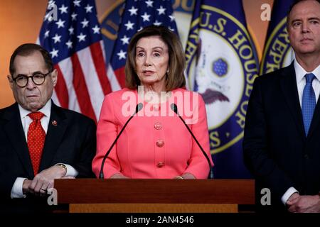 Washington, USA. Januar 2020. Die Sprecherin des US-Parlaments Nancy Pelosi (C) spricht während einer Pressekonferenz in Washington, DC, den Vereinigten Staaten am 15. Januar 2020. Das US-Repräsentantenhaus schickte am Mittwochabend offiziell Amtsenthebungsartikel gegen Präsident Donald Trump in den Senat, um einen Prozess in Gang zu bringen. Credit: Ting Shen/Xinhua/Alamy Live News Stockfoto