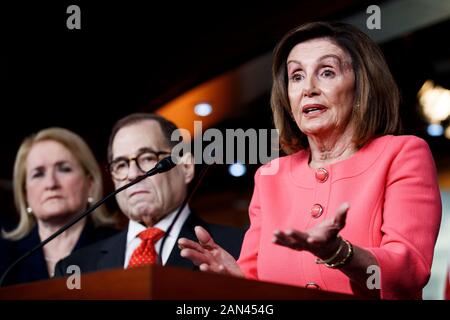 Washington, USA. Januar 2020. Die Sprecherin des US-Parlaments Nancy Pelosi (R) spricht während einer Pressekonferenz in Washington, DC, den Vereinigten Staaten am 15. Januar 2020. Das US-Repräsentantenhaus schickte am Mittwochabend offiziell Amtsenthebungsartikel gegen Präsident Donald Trump in den Senat, um einen Prozess in Gang zu bringen. Credit: Ting Shen/Xinhua/Alamy Live News Stockfoto