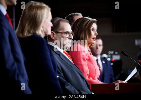 Washington, USA. Januar 2020. Die Sprecherin des US-Parlaments Nancy Pelosi spricht während einer Pressekonferenz in Washington, DC, den Vereinigten Staaten am 15. Januar 2020. Das US-Repräsentantenhaus schickte am Mittwochabend offiziell Amtsenthebungsartikel gegen Präsident Donald Trump in den Senat, um einen Prozess in Gang zu bringen. Credit: Ting Shen/Xinhua/Alamy Live News Stockfoto