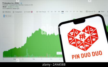 PinDuoDuo Firmenlogo auf dem Smartphone und Flagge von China mit wachsenden Pfeil auf dem verschwommenen Hintergrund. Konzeptionell. Real Photo, keine Montage. Stockfoto