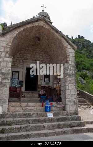 Die Kirche Unserer Lieben Frau von Gesundheit, Kotor, Montenegro, wird als Souvenir-Stall genutzt Stockfoto