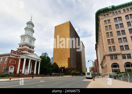 Die Hauptstraße von Hartford Connecticut an einem bewölkten Nachmittag. Stockfoto