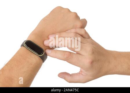 Hände mit Fitness Armband isoliert auf Weiss. Messen der Herzfrequenz während des Trainings Stockfoto