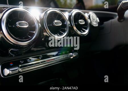 Die Mittelkonsole in den Innenraum eines W 177 Mercedes-Benz A-Klasse  Stockfotografie - Alamy