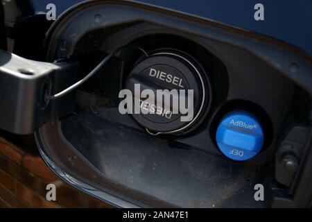 Tankdeckel auf modernen Diesel-Pkw mit AdBlue Stockfoto