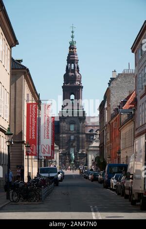 Schloss Christiansborg Palance, Kopenhagen, gesehen durch eine Straße mit dem Nationalen Museum von Dänemark auf der einen Seite Stockfoto