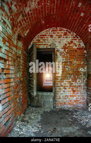 Alte rostige Tür Passage in deutsche Festungsanlage. Stockfoto