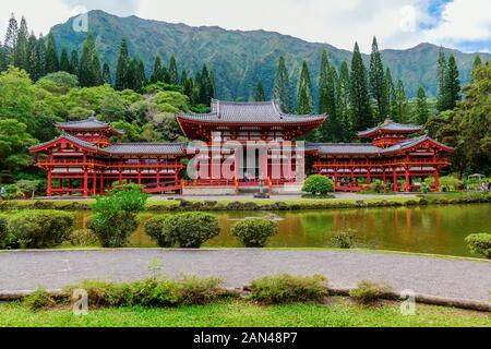 Oahu, Hawaii - November 04, 2019: Byodo-in Tempel auf Oahu mit nicht identifizierten Personen. Der Tempel wurde im August 1968 eingeweiht der 100-ja Gedenken Stockfoto