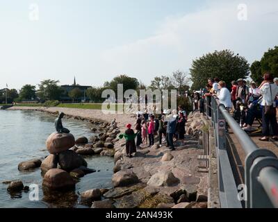 Touristen in die kleine Meerjungfrau in Kopenhagen, Dänemark. Stockfoto