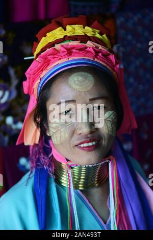 Porträt einer Padaung Frau. Stockfoto