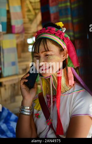 Eine Padaung Frau mit Ihrem Smartphone. Stockfoto