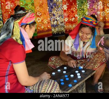 Padaung Frauen spielen ein Brettspiel. Stockfoto