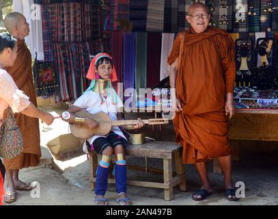 Eine Padaung Frau spielen ein traditionelles Saiteninstrument. Stockfoto