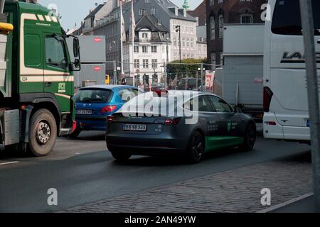 Tesla Modell 3 Taxi in Kopenhagen, Dänemark. Stockfoto