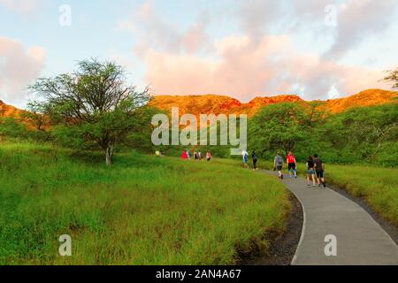 Honolulu, Oahu, Hawaii - November 04, 2019: Trail an der Diamond Head Krater am Honolulu, mit nicht identifizierten Personen. Der Krater ist ein beliebter destinatio Stockfoto