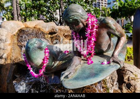 Honolulu, Oahu, Hawaii - November 04, 2019: Makua und Kila Statue in Waikiki, Honolulu. Die Skulptur ist eine Geschichte der Kinder über die Hawaiianischen basierend Stockfoto