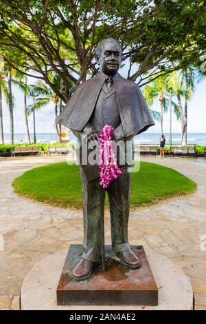 Honolulu, Oahu, Hawaii - November 04, 2019: Prince Kuhio statue am Waikiki Strand mit unidentifed Menschen. Er aber war ein Fürst des Königreichs Hawaii bis Stockfoto