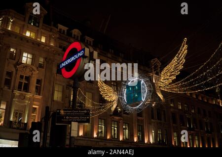 Weihnachtsbeleuchtung an der Regent Street, London, außerhalb der Microsoft Store Stockfoto