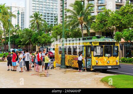 Honolulu, Oahu, Hawaii - November 04, 2019: Street View in Waikiki mit nicht identifizierten Personen. Waikiki ist ein Stadtteil von Honolulu, berühmt für W Stockfoto